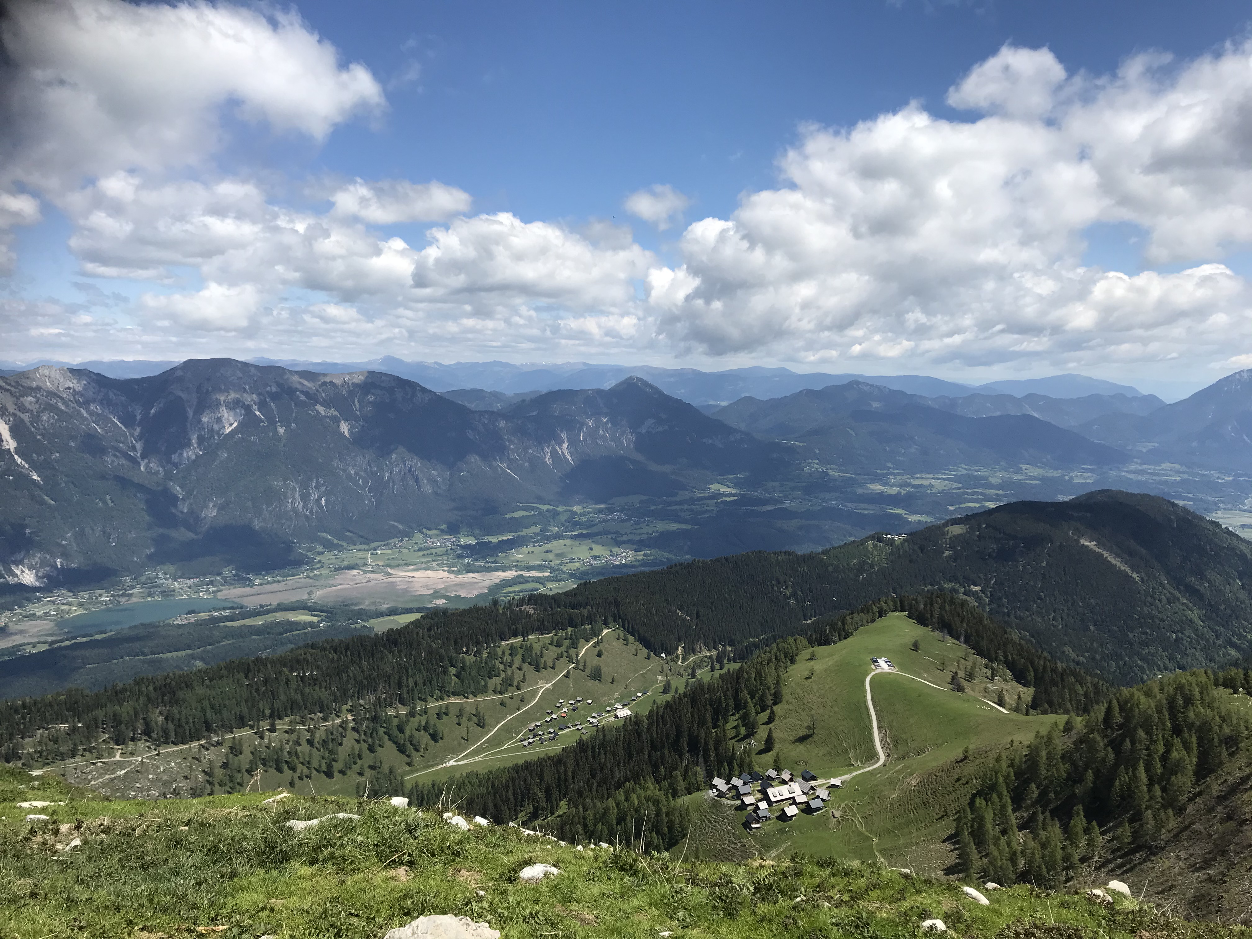 Sommerlicher Panoramablick über die Berge des Gitschtals