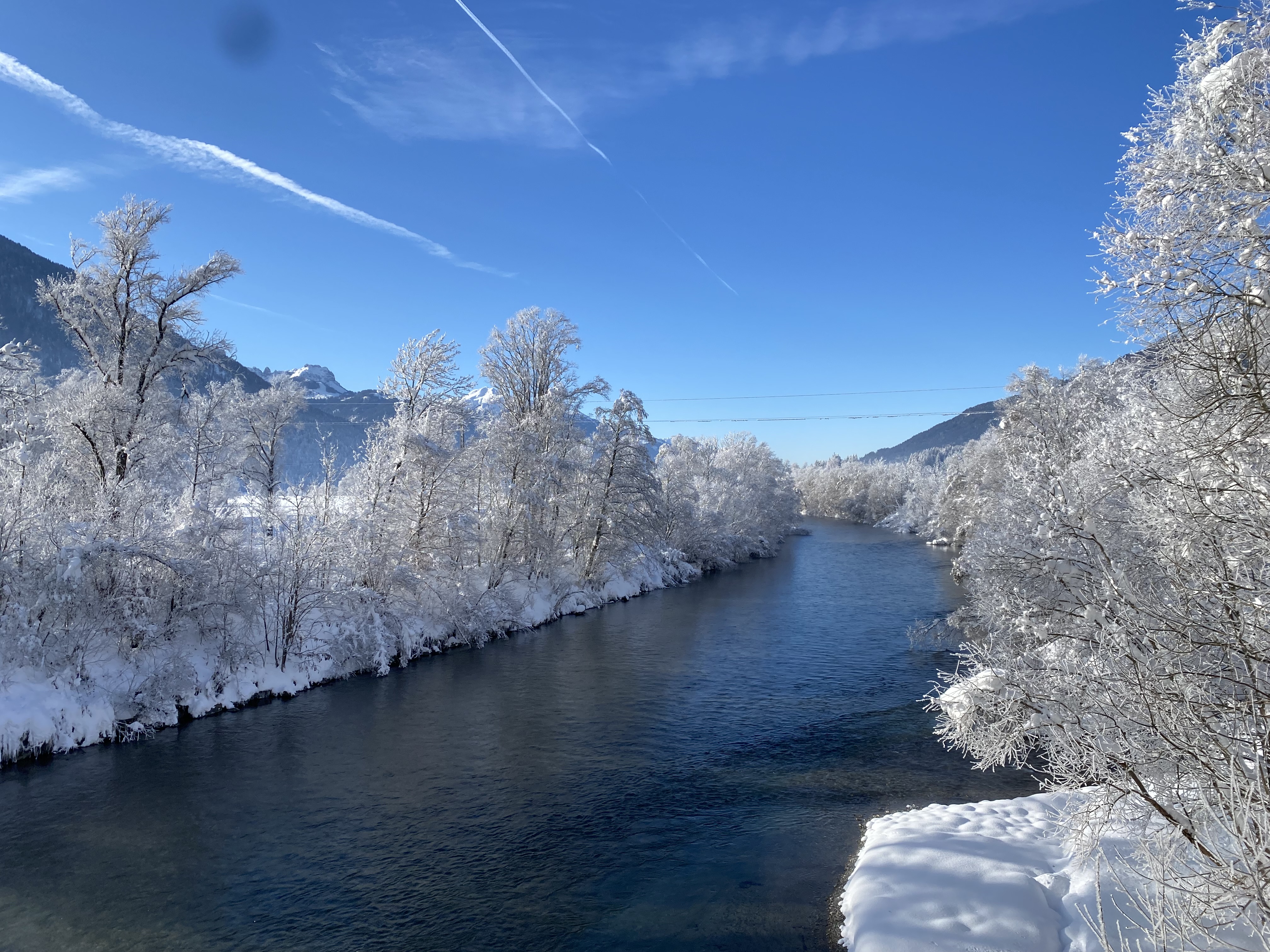 Verschneiter Gail-Blick an einem klaren Wintertag