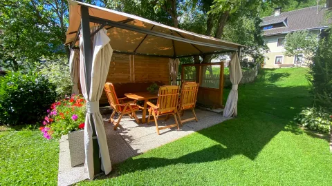 Gartenpavillon mit Sitzplatz beim Gästehaus Rader