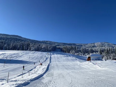Sonnige Skipiste im Skigebiet Weißbriach